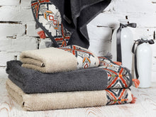 Load image into Gallery viewer, Pamira Bath Towel Set
